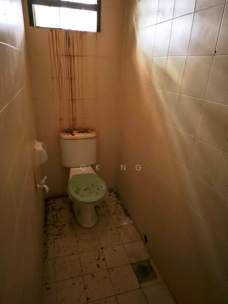 Shop for Rent in Pjs 5 (Petaling Jaya) - CK Ng - Bathroom - PropertyGuru.com.my