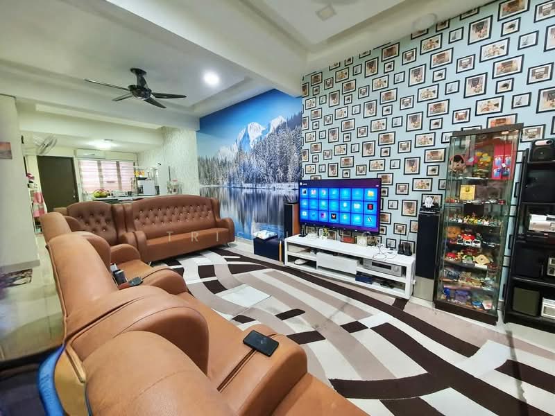 3-storey Terraced House for Sale in Rawang (Selangor) - Tris Jong - Living Room - PropertyGuru.com.my