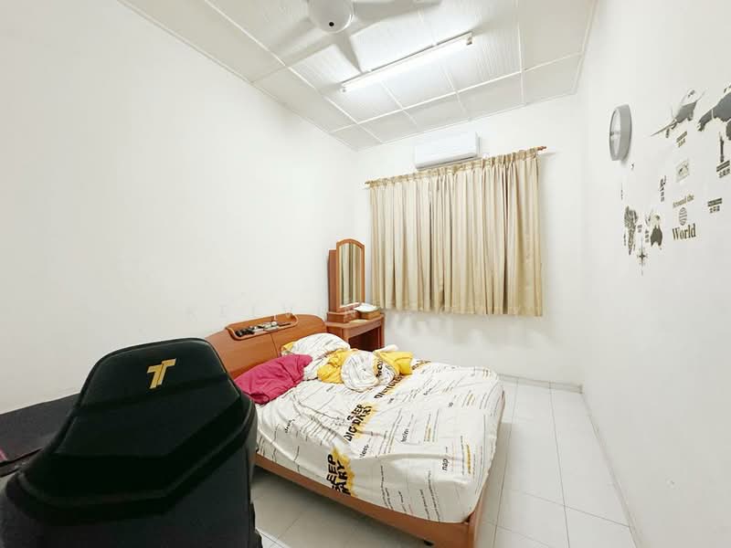 Rumah Teres 2 Tingkat untuk Dijual di Taman Desa Cemerlang (Ulu Tiram) - Kelvin Koay - Bedroom - PropertyGuru.com.my