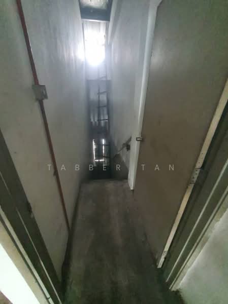 Kilang untuk Disewa di Taman Sri Serdang (Seri Kembangan) - Tabber Tan - Corridor - PropertyGuru.com.my