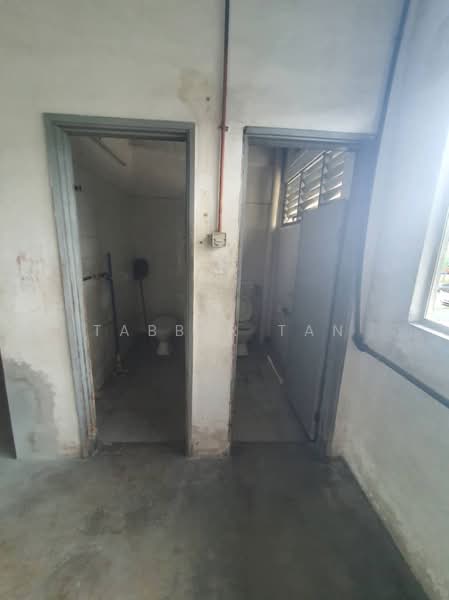Kilang untuk Disewa di Taman Sri Serdang (Seri Kembangan) - Tabber Tan - Bathroom - PropertyGuru.com.my