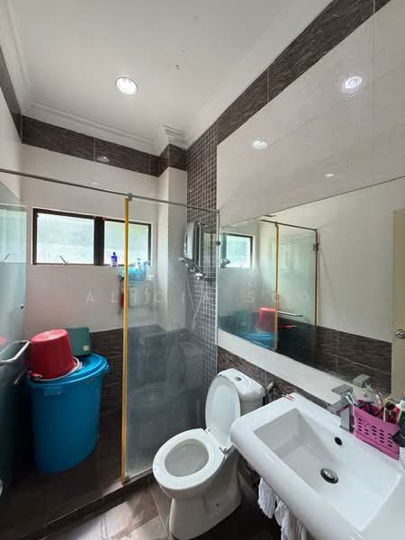 Semi-Detached House for Sale in Taman Villa Putra (Sungai Buloh) - Alicia Soo - Bathroom - PropertyGuru.com.my