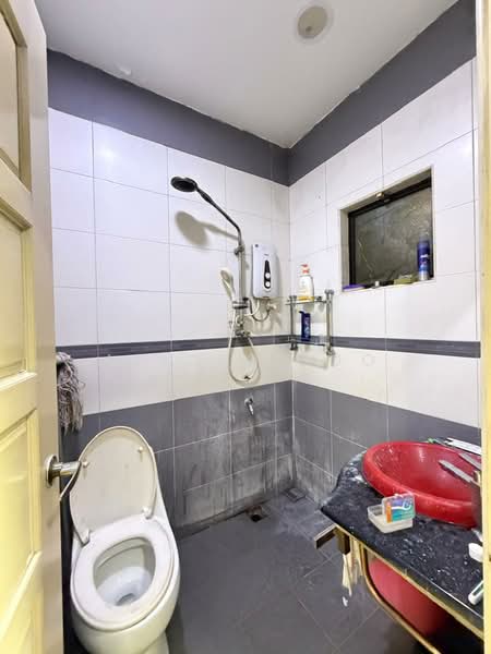 Semi-Detached House for Sale in Taman Villa Putra (Sungai Buloh) - Alicia Soo - Bathroom - PropertyGuru.com.my