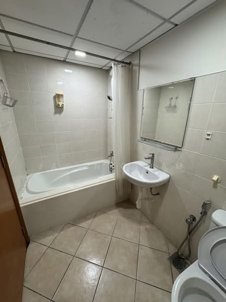 Servis Apartment untuk Disewa di Kiara Designer Suites - Jason Chiam - Bathroom - PropertyGuru.com.my