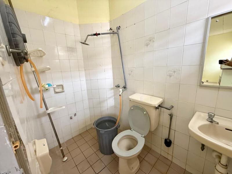 1.5-storey Terraced House for Sale in Usj 6 (Subang Jaya) - Kenix Lee - Bathroom - PropertyGuru.com.my