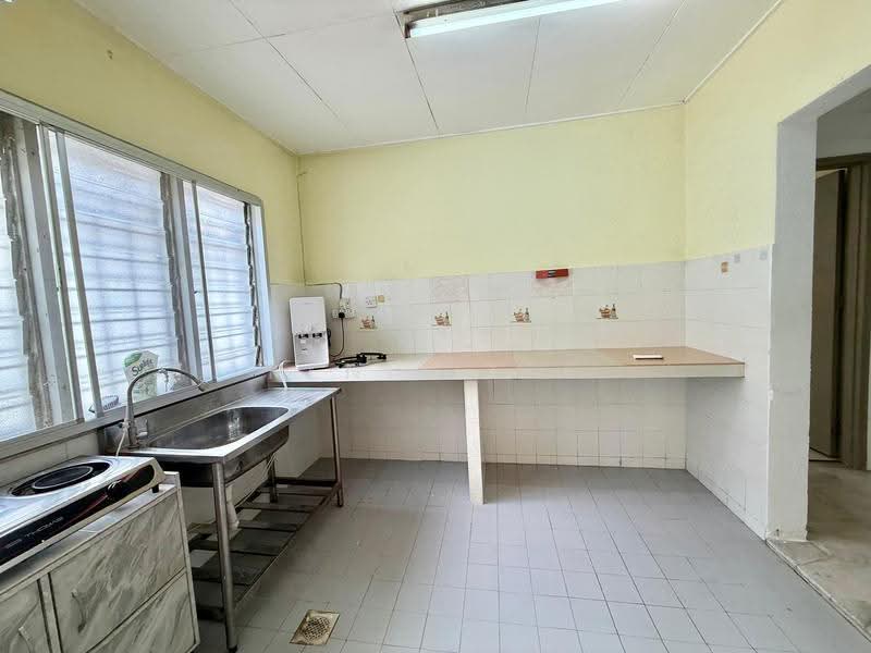 1.5-storey Terraced House for Sale in Usj 6 (Subang Jaya) - Kenix Lee - Kitchen - PropertyGuru.com.my