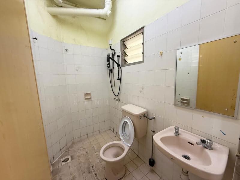 1.5-storey Terraced House for Sale in Usj 6 (Subang Jaya) - Kenix Lee - Bathroom - PropertyGuru.com.my