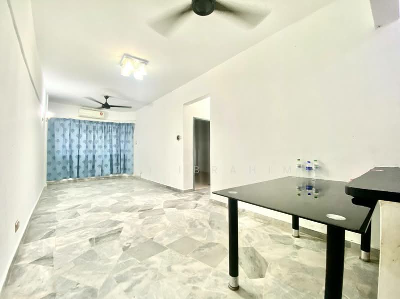Pangsapuri untuk Dijual di Vista Seri Putra - Azli Ibrahim - Living Room - PropertyGuru.com.my