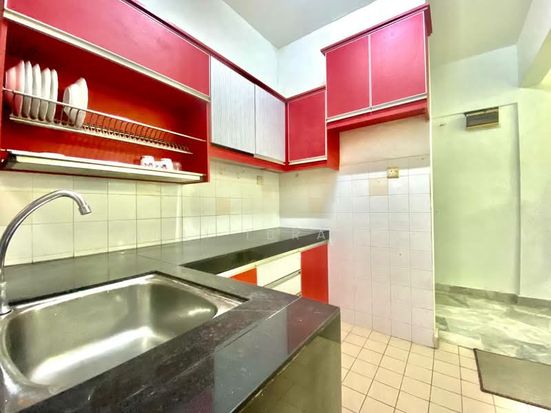 Pangsapuri untuk Dijual di Vista Seri Putra - Azli Ibrahim - Kitchen - PropertyGuru.com.my