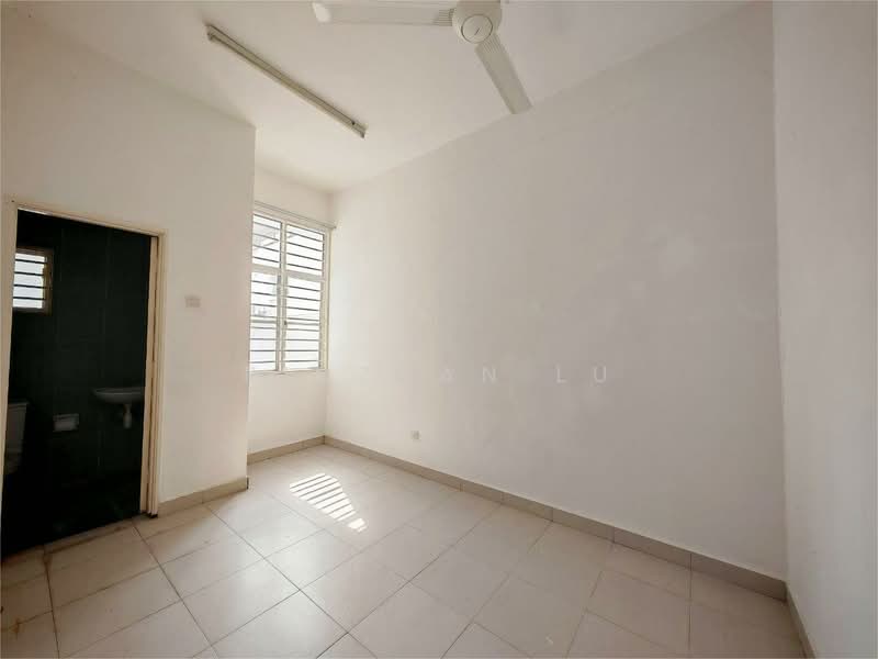 Rumah Teres untuk Dijual di Taman Dato Demang (Seri Kembangan) - Ridzuan Lu - Bathroom - PropertyGuru.com.my