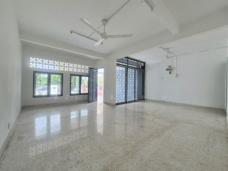 2-storey Terraced House for Sale in Seksyen 10 (Shah Alam) - Azli Ibrahim - Living Room - PropertyGuru.com.my