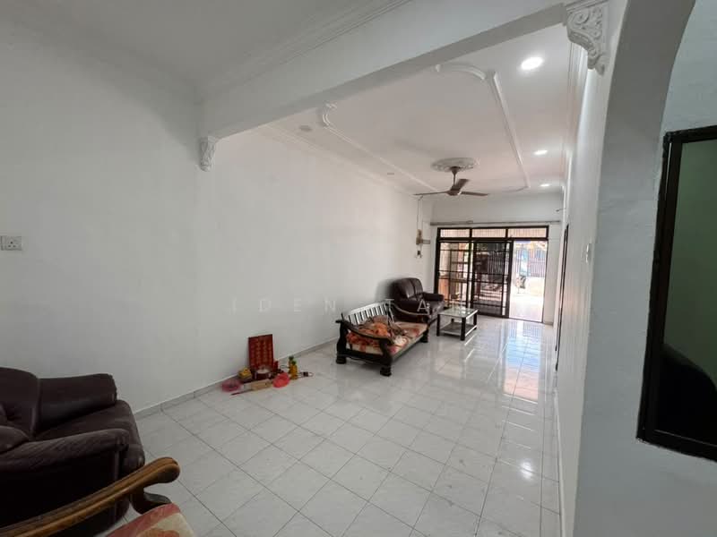 Rumah Teres 1 Tingkat untuk Dijual di Taman Sri Skudai (Skudai) - Iden Tan - Living Room - PropertyGuru.com.my