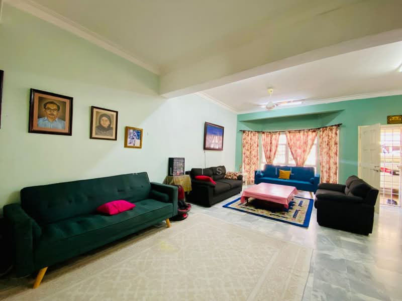 2.5-storey Terraced House for Sale in Ulu Kelang (Selangor) - Azrul Ismail - Living Room - PropertyGuru.com.my