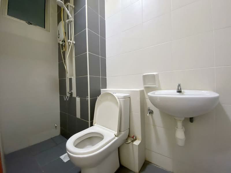 Service Residence for Sale at D'Ambience Residences (Pangsapuri Ikatan Flora) - Werner Kee - Bathroom - PropertyGuru.com.my