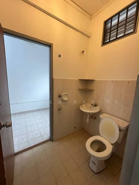 Terraced House for Sale in Taman Mutiara Rini (Skudai) - Stella Narita - Bathroom - PropertyGuru.com.my