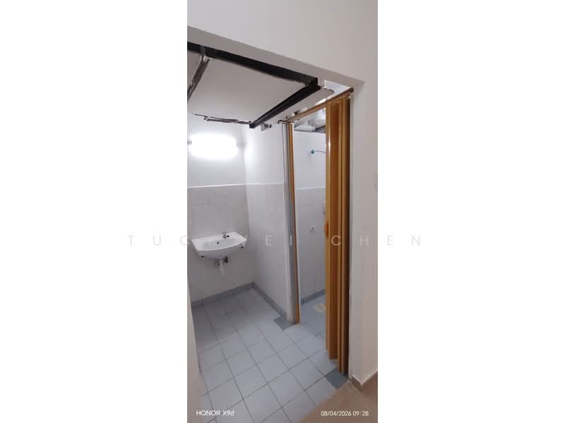 Rumah Flat untuk Dijual di Putra Permai Block B - TuckWei Chen - Bathroom - PropertyGuru.com.my