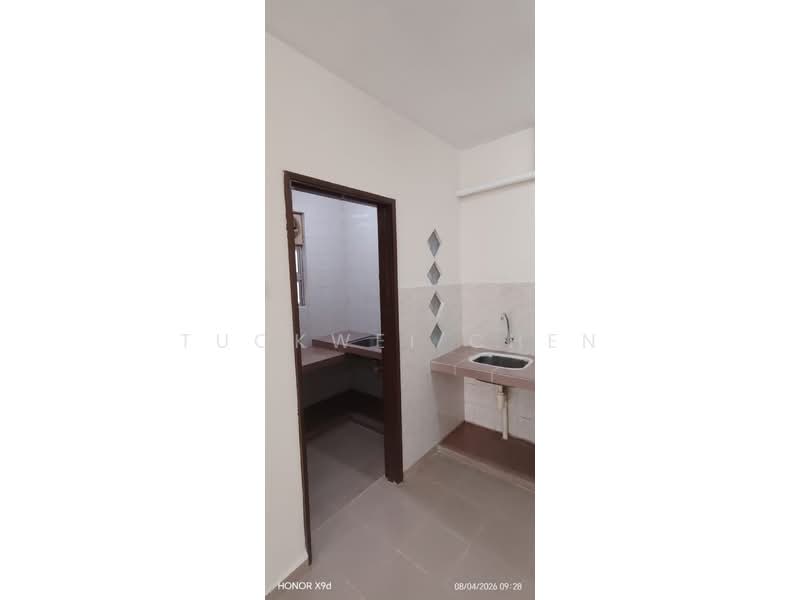 Rumah Flat untuk Dijual di Putra Permai Block B - TuckWei Chen - Kitchen - PropertyGuru.com.my