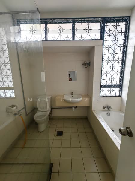 3-storey Terraced House for Sale in Taman Esplanad (Bukit Jalil) - Mak Oliver - Bathroom - PropertyGuru.com.my