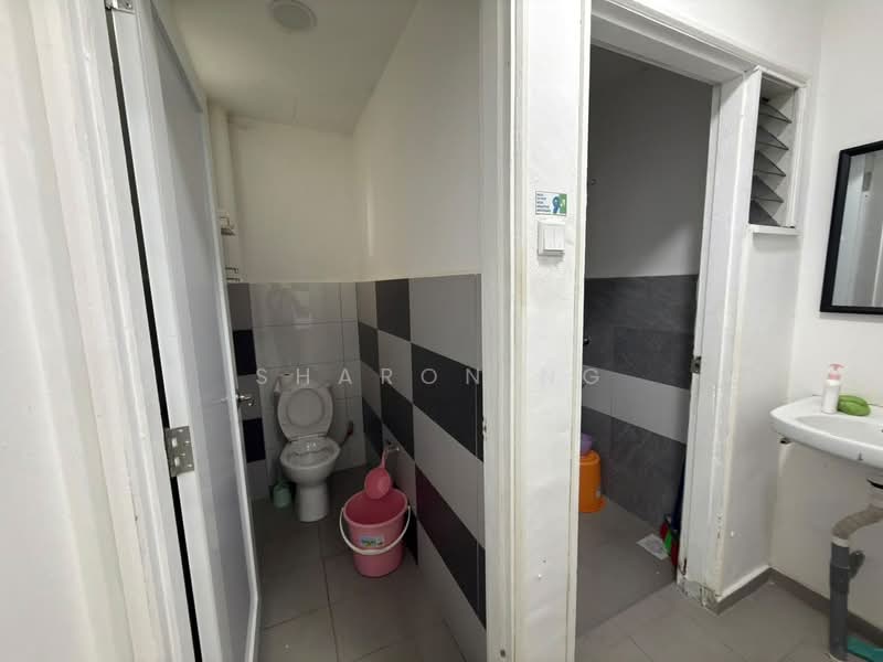 Kedai untuk Dijual di Taman Johor Jaya (Johor Bahru) - Sharon Ng - Bathroom - PropertyGuru.com.my