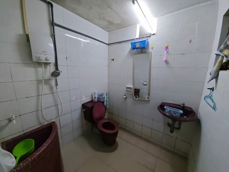 1-storey Terraced House for Sale in Taman Century (Johor Bahru) - Jack Koo - Bathroom - PropertyGuru.com.my