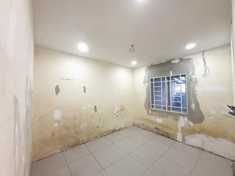 1-storey Terraced House for Sale in Sikamat (Negeri Sembilan) - Azlan Salim - 1st Bedroom - PropertyGuru.com.my