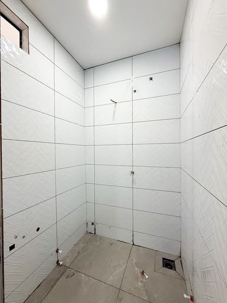 1-storey Terraced House for Sale in Sikamat (Negeri Sembilan) - Azlan Salim - 2nd Bathroom Full 9ft Tiles Height - PropertyGuru.com.my