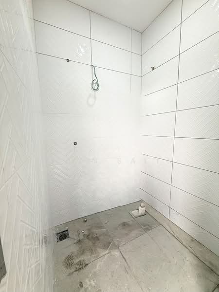 1-storey Terraced House for Sale in Sikamat (Negeri Sembilan) - Azlan Salim - 1st Bathroom Full 9ft Tiles Height - PropertyGuru.com.my