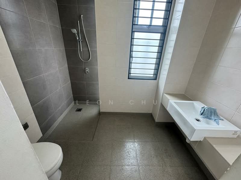 Rumah Teres 2 Tingkat untuk Dijual di Bandar Saujana Putra (Tanjong Duabelas) - Leon Chu - Bathroom - PropertyGuru.com.my