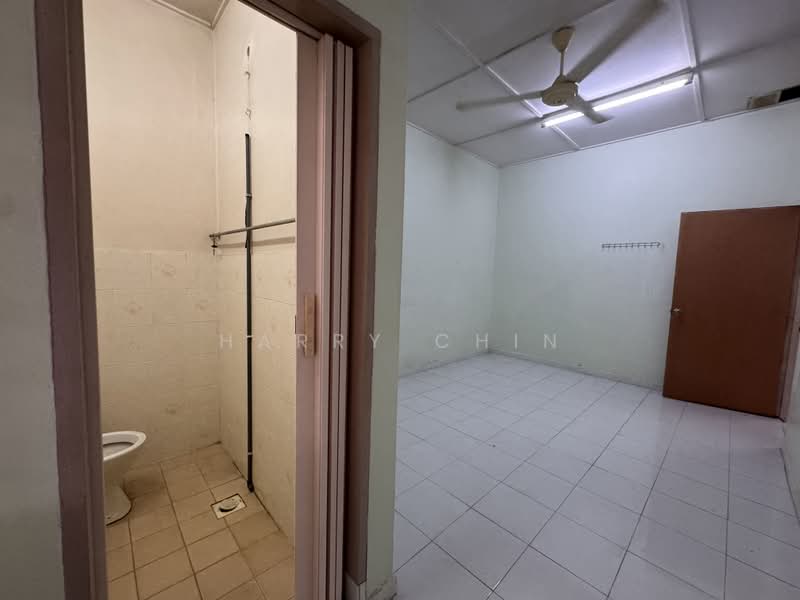 Rumah Teres 1 Tingkat untuk Dijual di Karak (Pahang) - Harry Chin - Bathroom - PropertyGuru.com.my