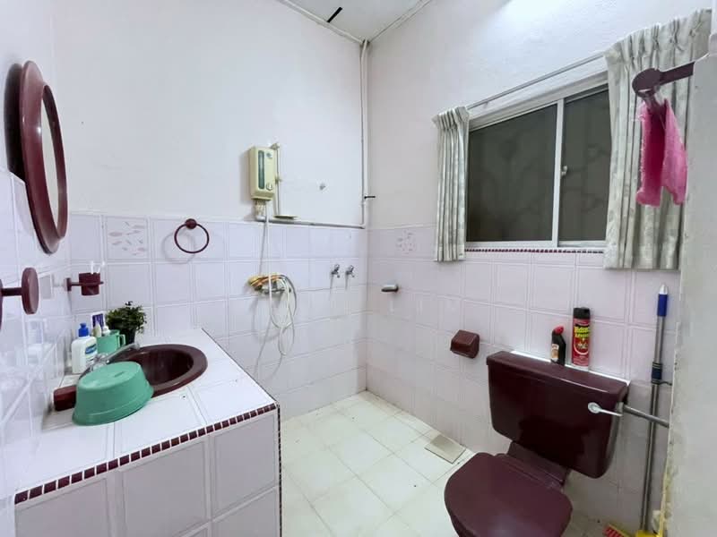 Rumah Teres 2 Tingkat untuk Dijual di Taman Kolam Air (Johor Bahru) - Karl Lim - Bathroom - PropertyGuru.com.my