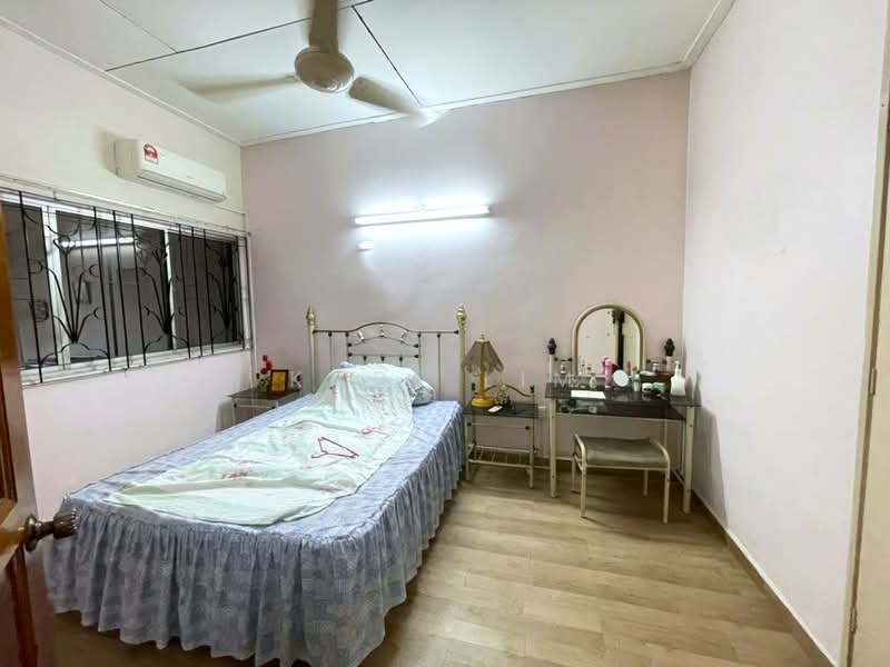 Rumah Teres 2 Tingkat untuk Dijual di Taman Kolam Air (Johor Bahru) - Karl Lim - Bedroom - PropertyGuru.com.my