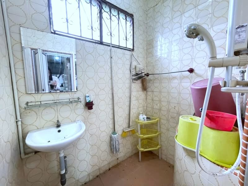 Rumah Teres 2 Tingkat untuk Dijual di Taman Kolam Air (Johor Bahru) - Karl Lim - Bathroom - PropertyGuru.com.my
