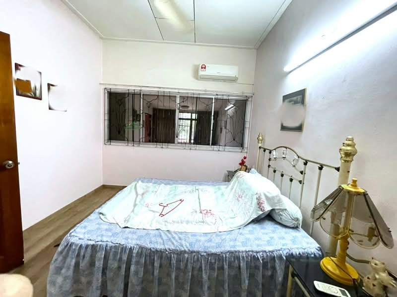 Rumah Teres 2 Tingkat untuk Dijual di Taman Kolam Air (Johor Bahru) - Karl Lim - Bedroom - PropertyGuru.com.my