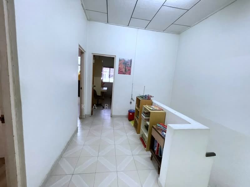 Rumah Teres 2 Tingkat untuk Dijual di Taman Kolam Air (Johor Bahru) - Karl Lim - Corridor - PropertyGuru.com.my