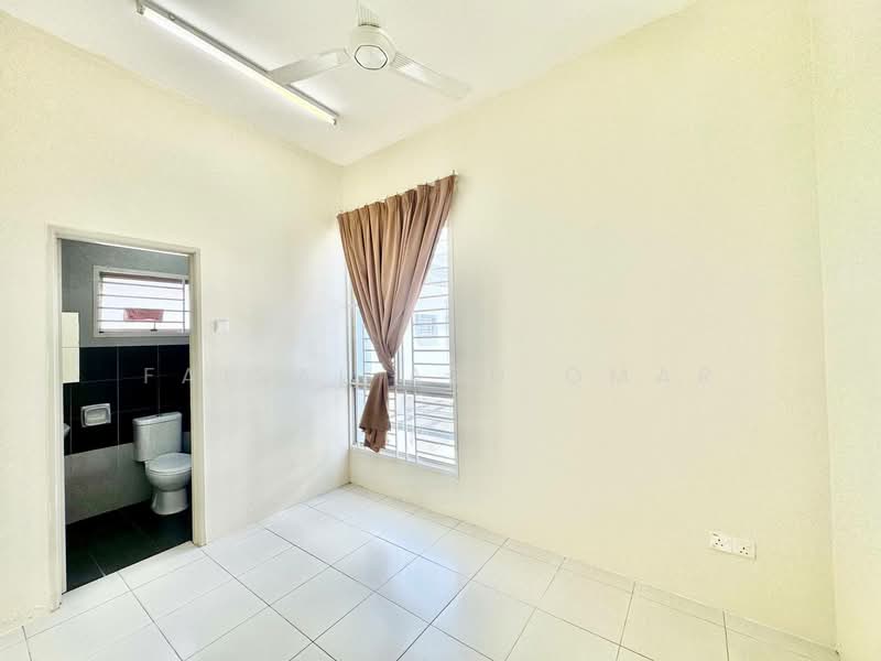 Semi-Detached House for Sale in Bandar Saujana Putra (Tanjong Duabelas) - Faisal Abu Omar - Bathroom - PropertyGuru.com.my