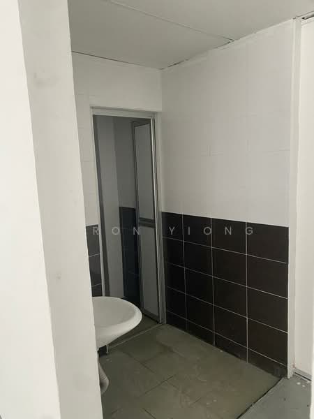 Kedai untuk Dijual di Seksyen 4 (Petaling Jaya) - Aaron Yiong - Bathroom - PropertyGuru.com.my