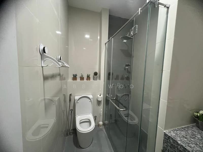 Servis Apartment untuk Disewa di The Azure Residences - Abby Woo - Bathroom - PropertyGuru.com.my