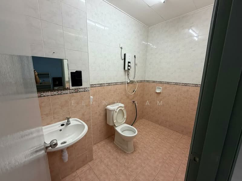 Rumah Teres 2 Tingkat untuk Disewa di Permas Jaya (Johor) - Elynn Lam - Bathroom - PropertyGuru.com.my