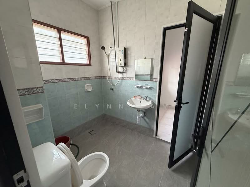Rumah Teres 2 Tingkat untuk Disewa di Permas Jaya (Johor) - Elynn Lam - Bathroom - PropertyGuru.com.my