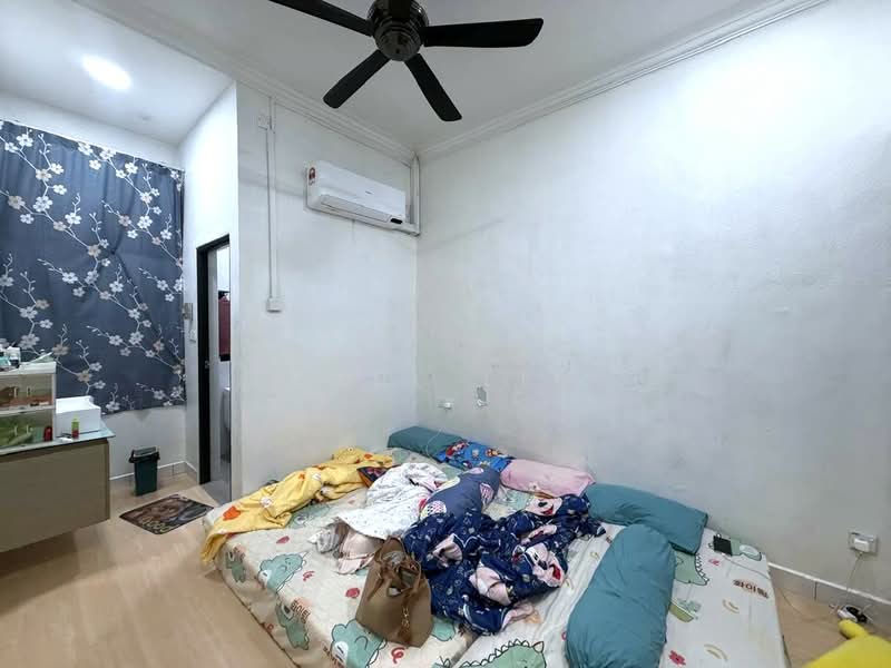 1.5-storey Terraced House for Sale in Taman Molek (Johor Bahru) - Karl Lim - Bedroom - PropertyGuru.com.my