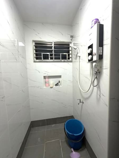 1.5-storey Terraced House for Sale in Taman Molek (Johor Bahru) - Karl Lim - Bathroom - PropertyGuru.com.my