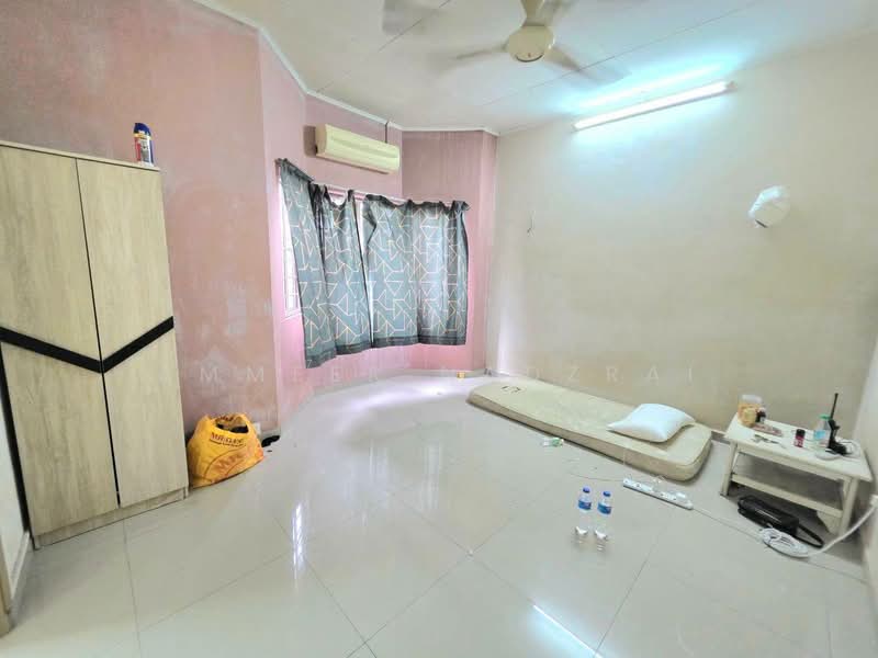 Rumah Teres 2-Tingkat untuk Dijual di Seksyen 13 (Shah Alam) - Ammeer Nadzrai - Bedroom - PropertyGuru.com.my