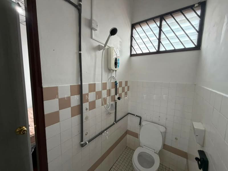Rumah Teres 2-Tingkat untuk Disewa di Tebrau (Johor) - Jennifer Tee - Bathroom - PropertyGuru.com.my
