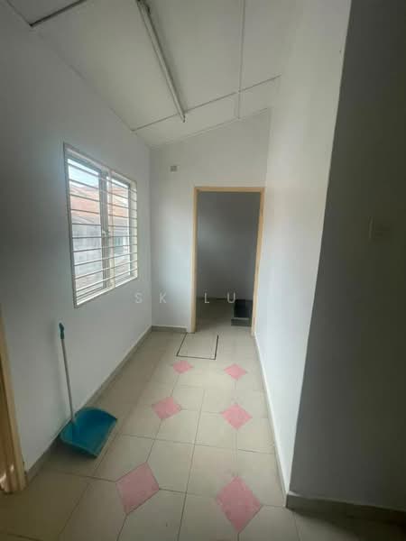 1-storey Terraced House for Sale in Bandar Tasik Puteri (Rawang) - SK Luk - Corridor - PropertyGuru.com.my