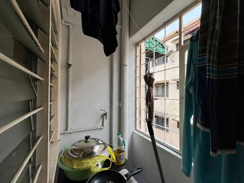 Pangsapuri untuk Dijual di Makmur Apartment - Jasmine Yap - Balcony - PropertyGuru.com.my