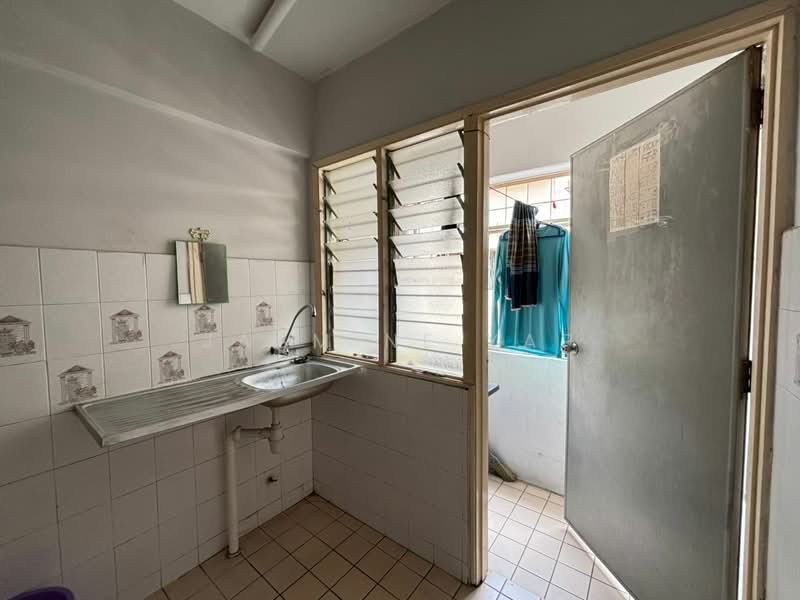 Pangsapuri untuk Dijual di Makmur Apartment - Jasmine Yap - Kitchen - PropertyGuru.com.my