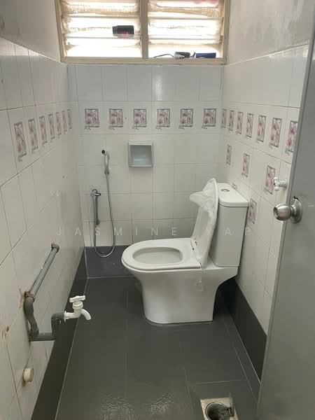 Pangsapuri untuk Dijual di Makmur Apartment - Jasmine Yap - Bathroom - PropertyGuru.com.my