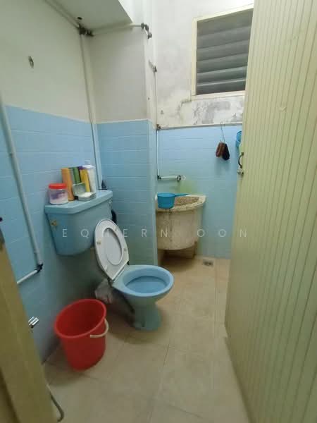 Pangsapuri untuk Dijual di Mawar Apartment - Eqhern Oon - Bathroom - PropertyGuru.com.my