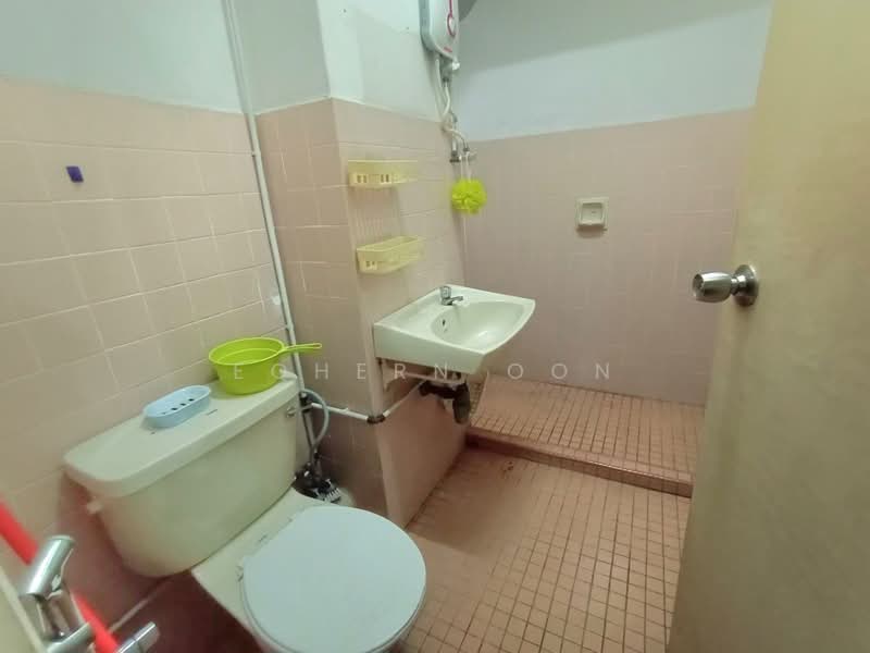 Pangsapuri untuk Dijual di Mawar Apartment - Eqhern Oon - Bathroom - PropertyGuru.com.my
