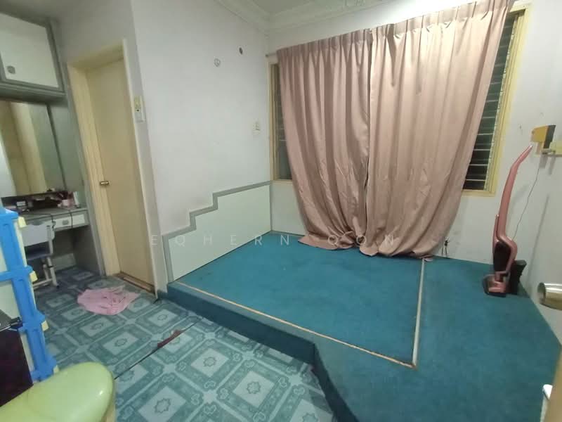 Pangsapuri untuk Dijual di Mawar Apartment - Eqhern Oon - Bedroom - PropertyGuru.com.my